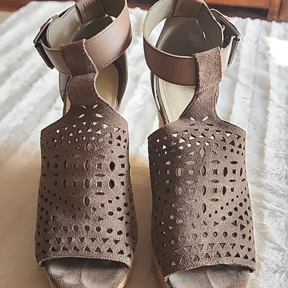 MARC FISHER taupe leather platforms. EUC
